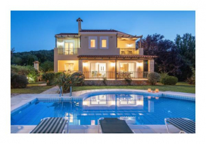 Family Villa Gerani Daphni with Children's Pool and Bqq Area!, Rethymnon
